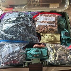 VINTAGE (1990s) Plastic ARMY MEN and TANKS w/ faux Bunkers in a case